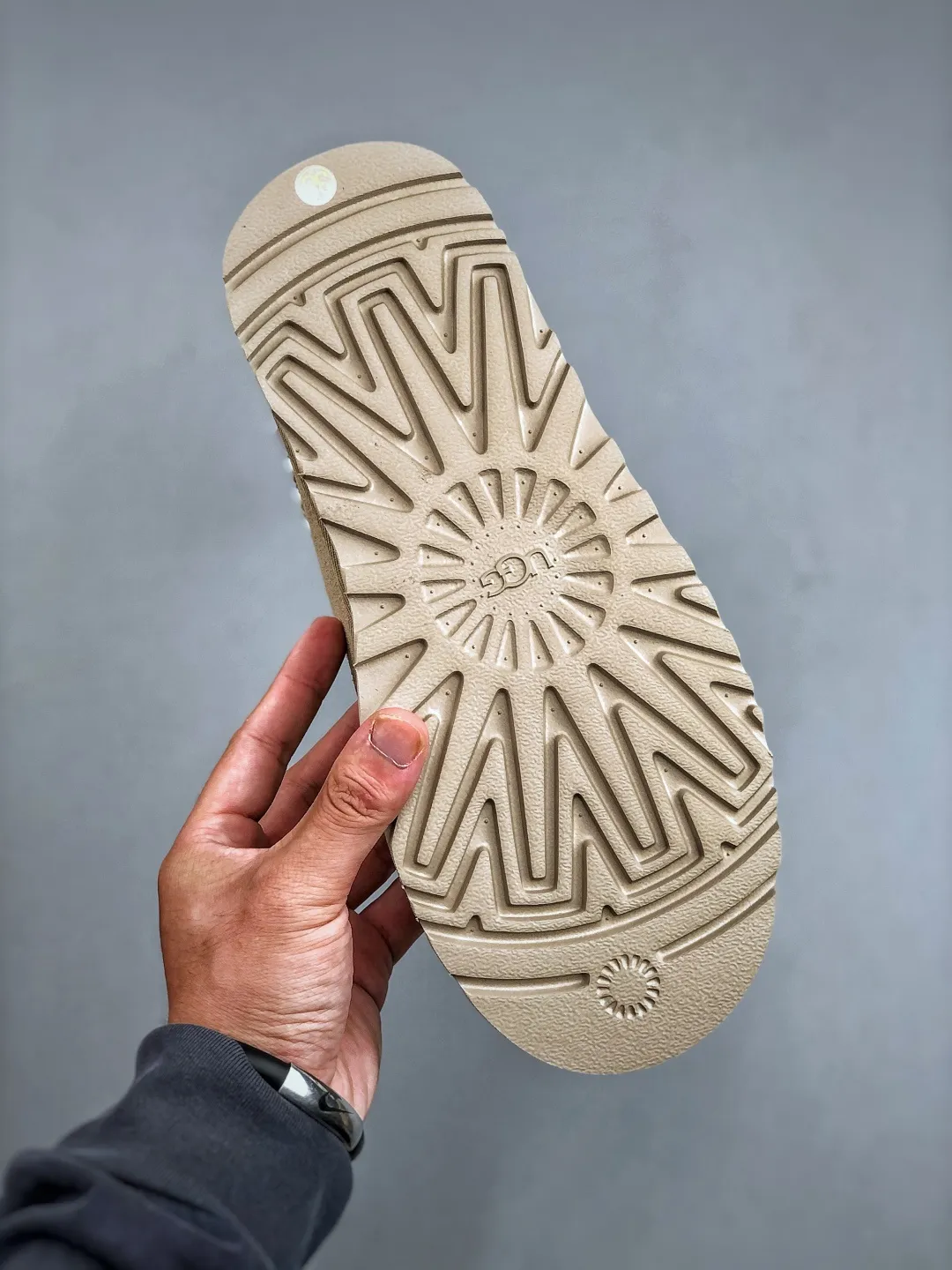 Local self-pickup💰560 supports store placement. The top version on the market. UGG Tazz ethnic style thick-soled women's model. Xiaohongshu's hot model. Produced by a major foreign trade factory in Guangzhou. From toe to insole, genuine sheep fur. Independent outer box packaging. Chip. With waterproof technology. Differentiating from any version on the market. 5cm thick sole. Independently developed original outsole. Cashmere insole. Keep warm when going out in winter. It is a very suitable choice for home use. In the new year, uug has launched a style series, which is partially biased towards the preferences of young consumers. It has also moved to the forefront of fashion trends. Shoe body material. Water-repellent coated suede upper. 17mm UGGPURE™ implanted wool insole. Lightweight non-slip and comfortable rubber outsole. With brand LOGO. With full packaging. Size: 35-40